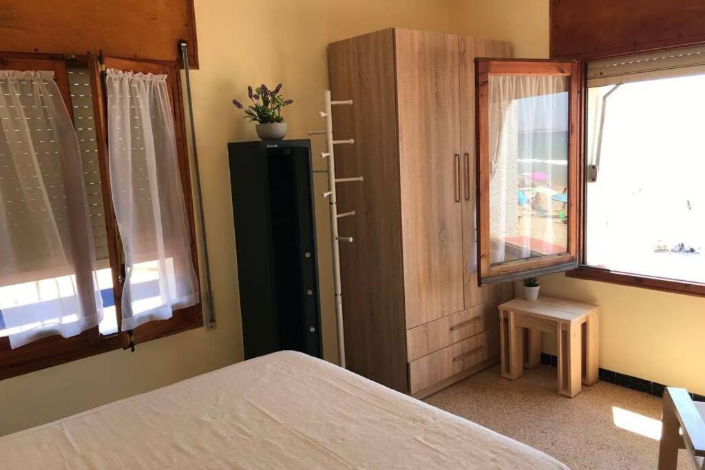 El Faro Apartaments Platja Llarga-Les Salines-Tgn Tarragona Dış mekan fotoğraf